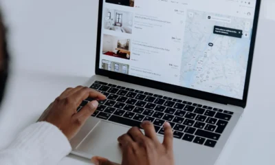 dove vedere voli economici: persona buscando vuelos en un portátil en casa