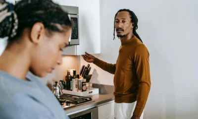 Foto de hermanos discutiendo en casa sobre si posso chiedere l'affitto a mio fratello y cómo resolver la situación familiar.