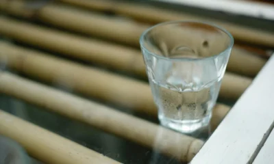 Un vaso de agua ilustrando el tema quanto pesa un litro di acqua en un contexto cotidiano y sencillo.