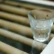 Un vaso de agua ilustrando el tema quanto pesa un litro di acqua en un contexto cotidiano y sencillo.