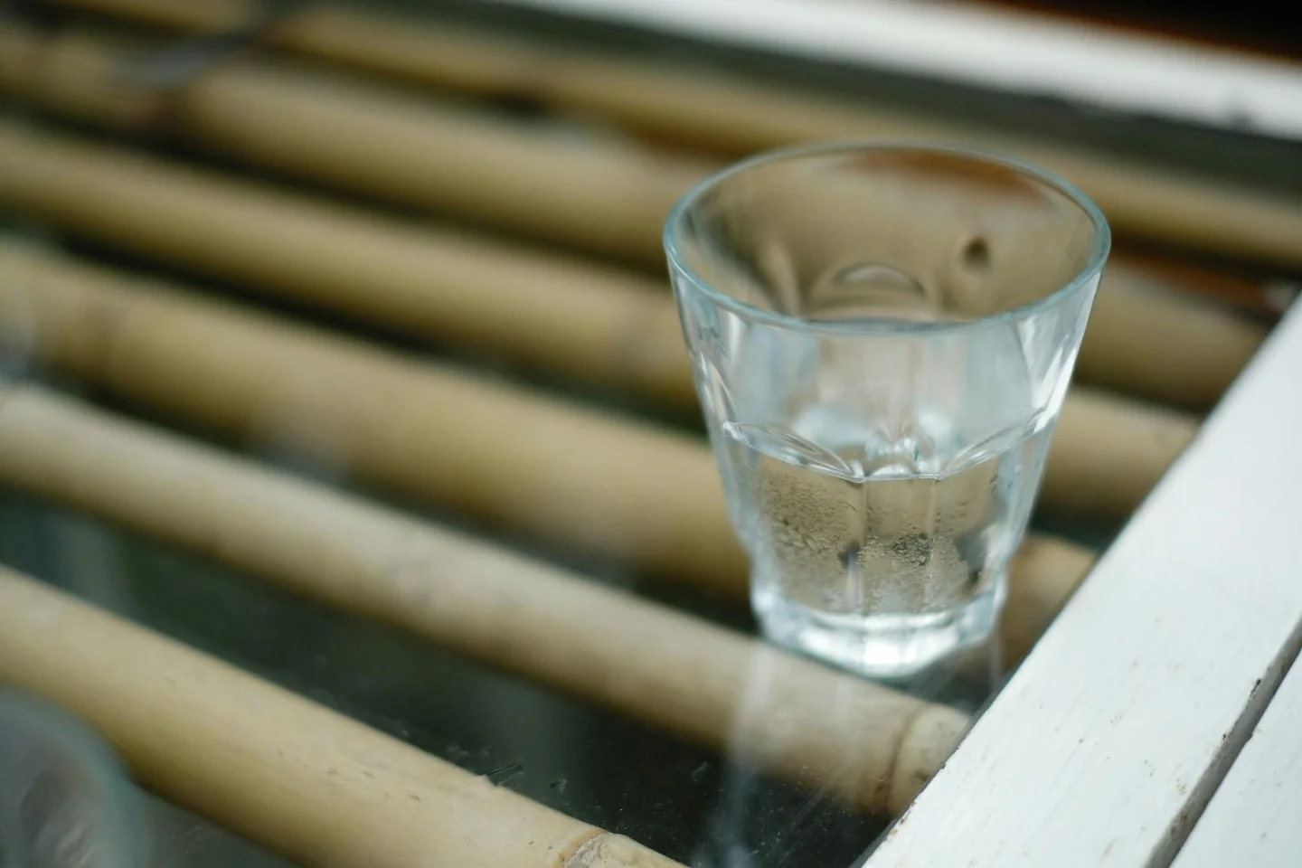 Un vaso de agua ilustrando el tema quanto pesa un litro di acqua en un contexto cotidiano y sencillo.
