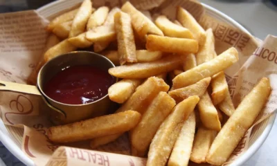 Foto de golden french fries para ilustrar el artículo sobre chi ha inventato le patatine fritte y la disputa entre Bélgica, Francia y Estados Unidos.