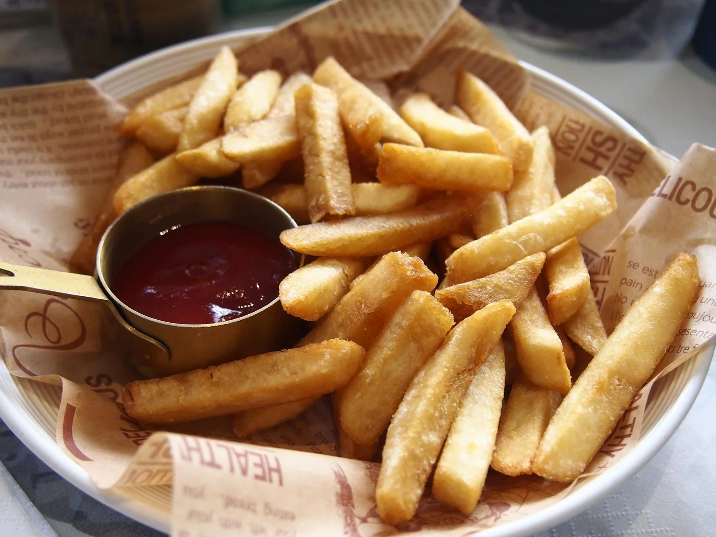 Foto de golden french fries para ilustrar el artículo sobre chi ha inventato le patatine fritte y la disputa entre Bélgica, Francia y Estados Unidos.