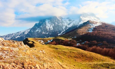 Paisaje de montaña del Gran Sasso para ilustrar un artículo sobre dove si trova il gran sasso en Abruzzo.