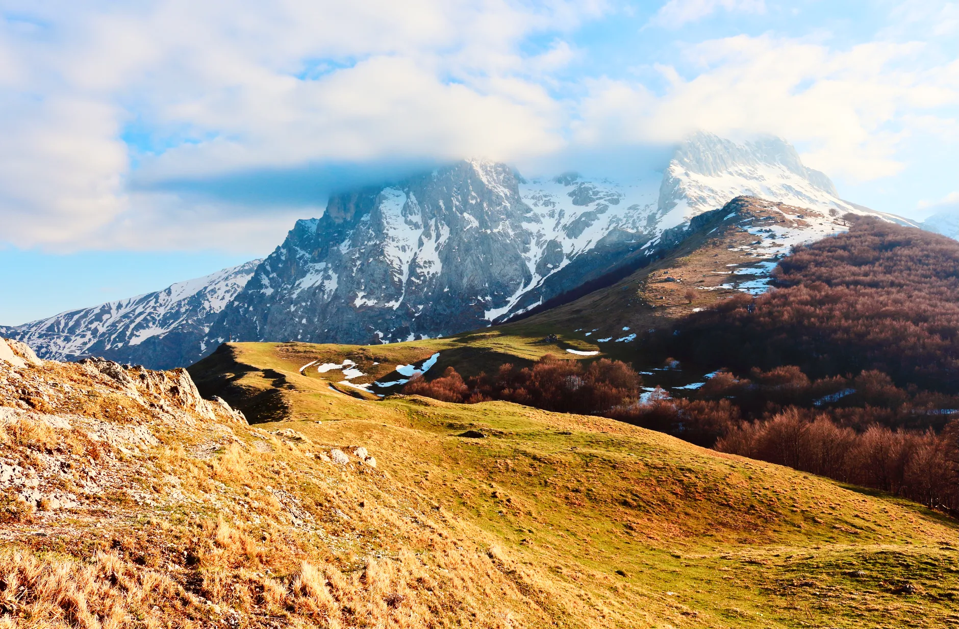 Paisaje de montaña del Gran Sasso para ilustrar un artículo sobre dove si trova il gran sasso en Abruzzo.