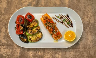Plato de cena saludable para ilustrar cosa mangiare per dormire meglio en un artículo sobre alimentación nocturna y descanso