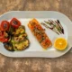 Plato de cena saludable para ilustrar cosa mangiare per dormire meglio en un artículo sobre alimentación nocturna y descanso