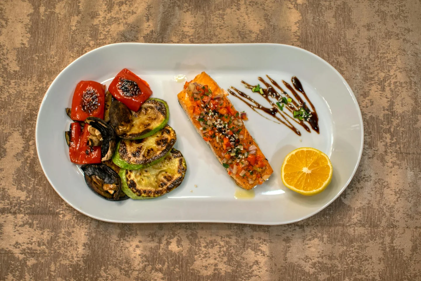 Plato de cena saludable para ilustrar cosa mangiare per dormire meglio en un artículo sobre alimentación nocturna y descanso