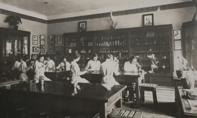 Imagen de laboratorio histórico para ilustrar "chi ha inventato la pila elettrica" y la historia de los primeros experimentos eléctricos.