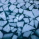 Imagen sobre perche il ghiaccio galleggia sull acqua con un cubito de hielo flotando en la superficie del agua