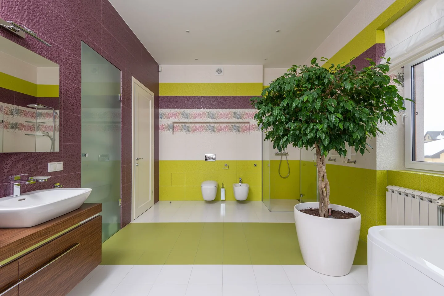 Una pianta bagno umidità colocada en un baño luminoso junto al lavabo