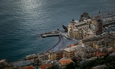 Paisaje de mare Italia spendere poco en una costa italiana tranquila y accesible para vacaciones económicas.