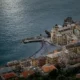 Paisaje de mare Italia spendere poco en una costa italiana tranquila y accesible para vacaciones económicas.
