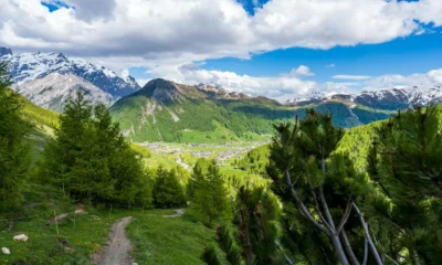Foto de un sendero de montaña en Italia para ilustrar "vacanza lenta in Italia dove andare" en un artículo sobre destinos tranquilos y auténticos.