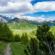 Foto de un sendero de montaña en Italia para ilustrar "vacanza lenta in Italia dove andare" en un artículo sobre destinos tranquilos y auténticos.