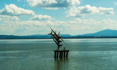 Vista aérea del lago Trasimeno para ilustrar dove si trova il lago trasimeno en el contexto de su ubicación en Umbria
