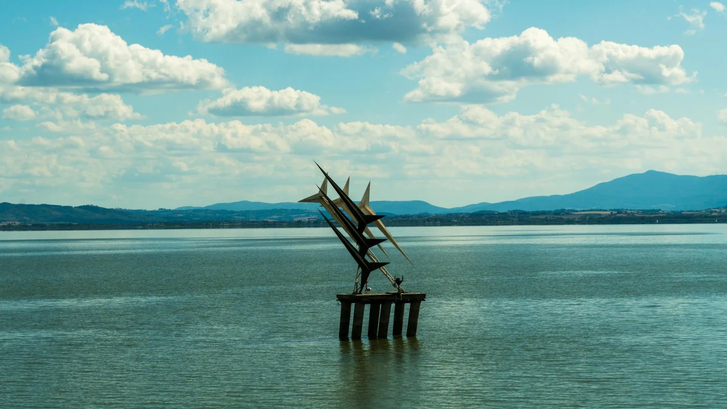 Vista aérea del lago Trasimeno para ilustrar dove si trova il lago trasimeno en el contexto de su ubicación en Umbria