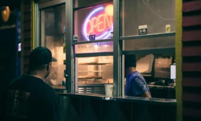 Persona con late night snacking para ilustrar perché dormire male fa venire fame en un artículo sobre sueño y apetito.