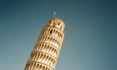 Foto de la leaning pisa tower para ilustrar chi ha costruito la torre di pisa en un artículo sobre su origen, su inclinación y su conservación.