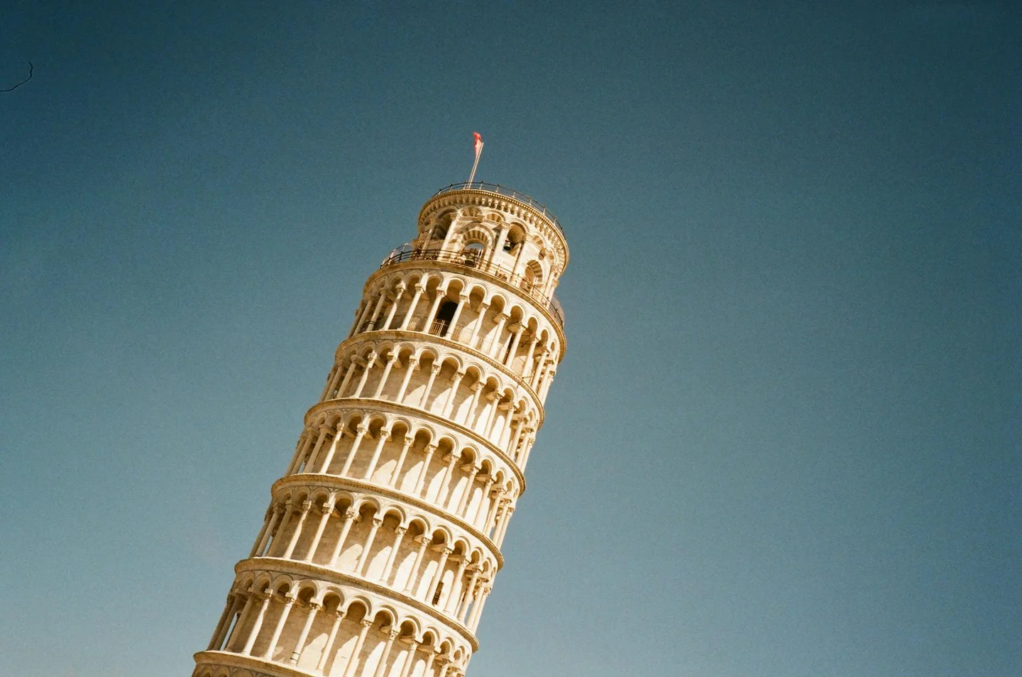 Foto de la leaning pisa tower para ilustrar chi ha costruito la torre di pisa en un artículo sobre su origen, su inclinación y su conservación.