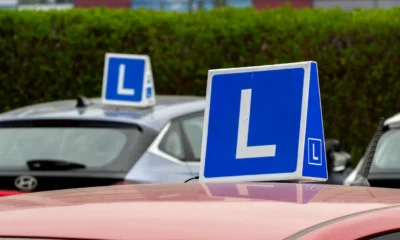 Con il foglio rosa posso portare passeggeri: un aprendiz de conducción dentro de un coche con acompañante.