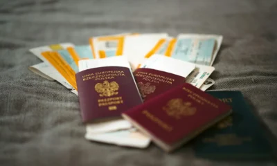 Persona en aeropuerto por perdere carta identità in vacanza, buscando ayuda por un documento perdido antes de embarcar