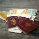 Persona en aeropuerto por perdere carta identità in vacanza, buscando ayuda por un documento perdido antes de embarcar