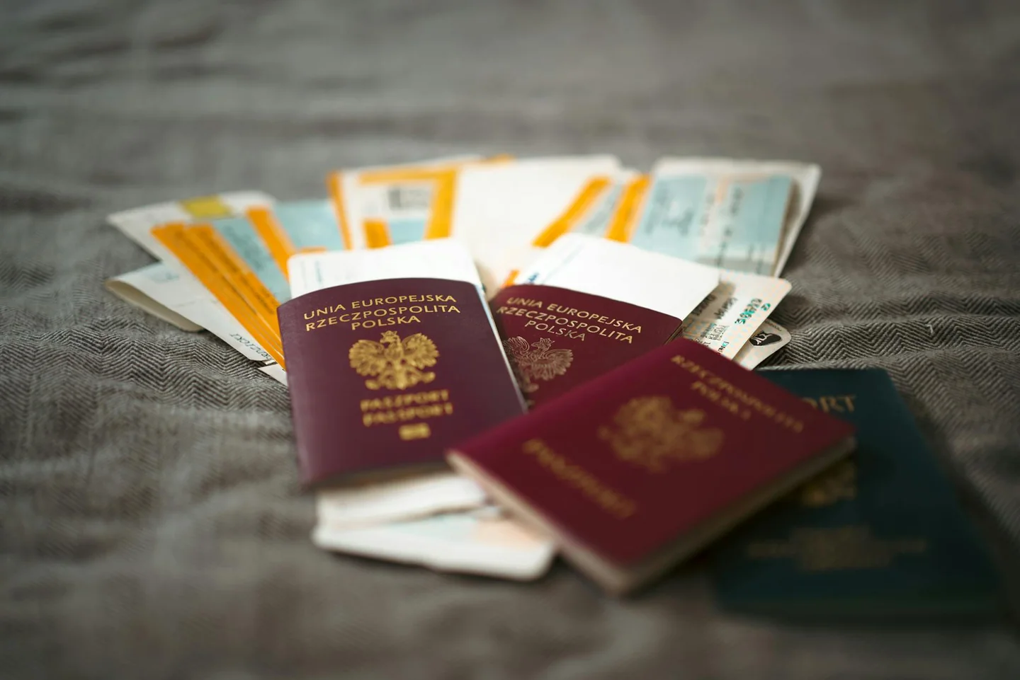 Persona en aeropuerto por perdere carta identità in vacanza, buscando ayuda por un documento perdido antes de embarcar