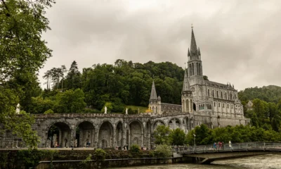 Foto de Lourdes spring water para ilustrar el artículo perche l'acqua di lourdes non bagna, mostrando el santuario y la fuente asociada al rito religioso.