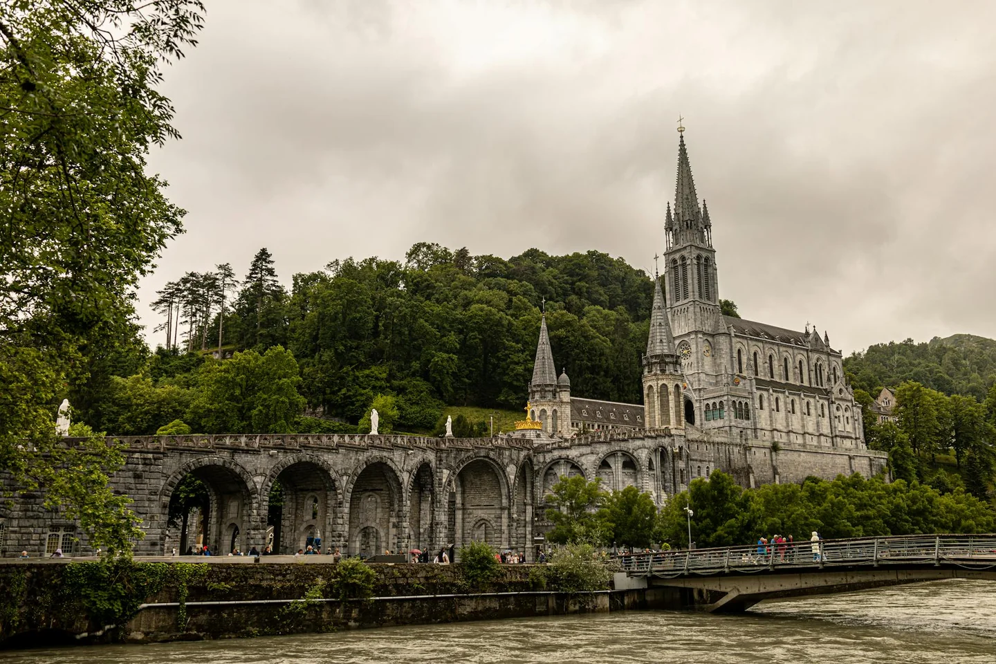 Foto de Lourdes spring water para ilustrar el artículo perche l'acqua di lourdes non bagna, mostrando el santuario y la fuente asociada al rito religioso.