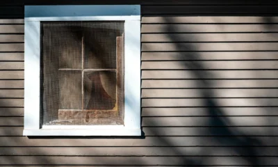 Ventana con mosquitera para ilustrar come proteggere casa dalle zanzare en una casa protegida de forma práctica.