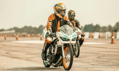 Fotografía de un motorcycle learner rider para ilustrar el artículo sobre con il foglio rosa posso guidare il 125 da solo.