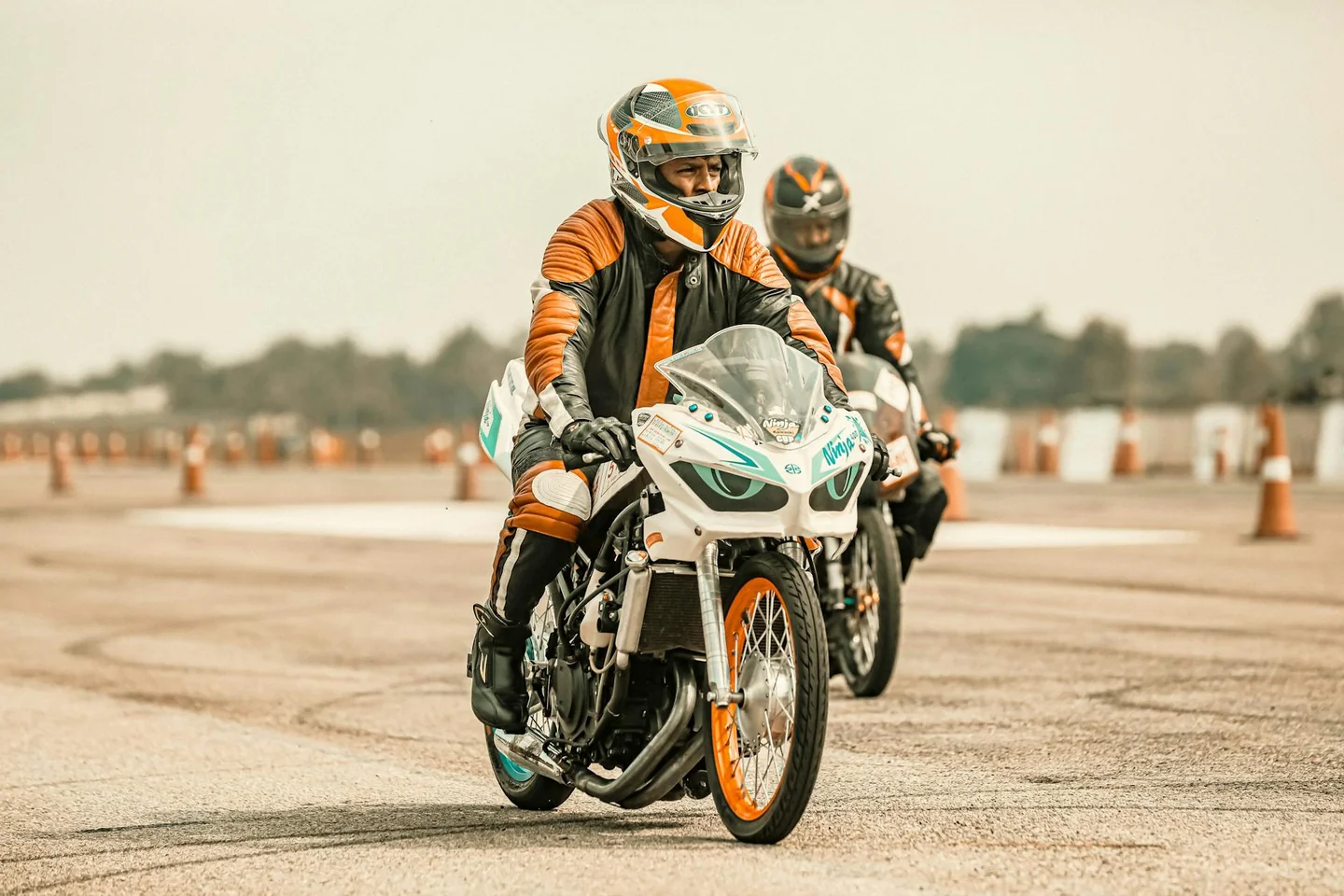 Fotografía de un motorcycle learner rider para ilustrar el artículo sobre con il foglio rosa posso guidare il 125 da solo.