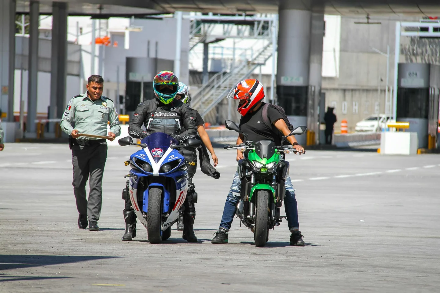 Control policial de motocicleta en carretera sobre el tema con la patente b posso guidare un 125.