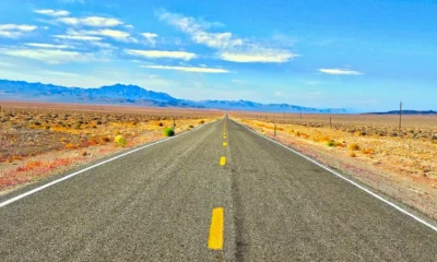 Paisaje del desierto de Nevada para ilustrar dove si trova l'area 51 y su entorno remoto en el desierto.