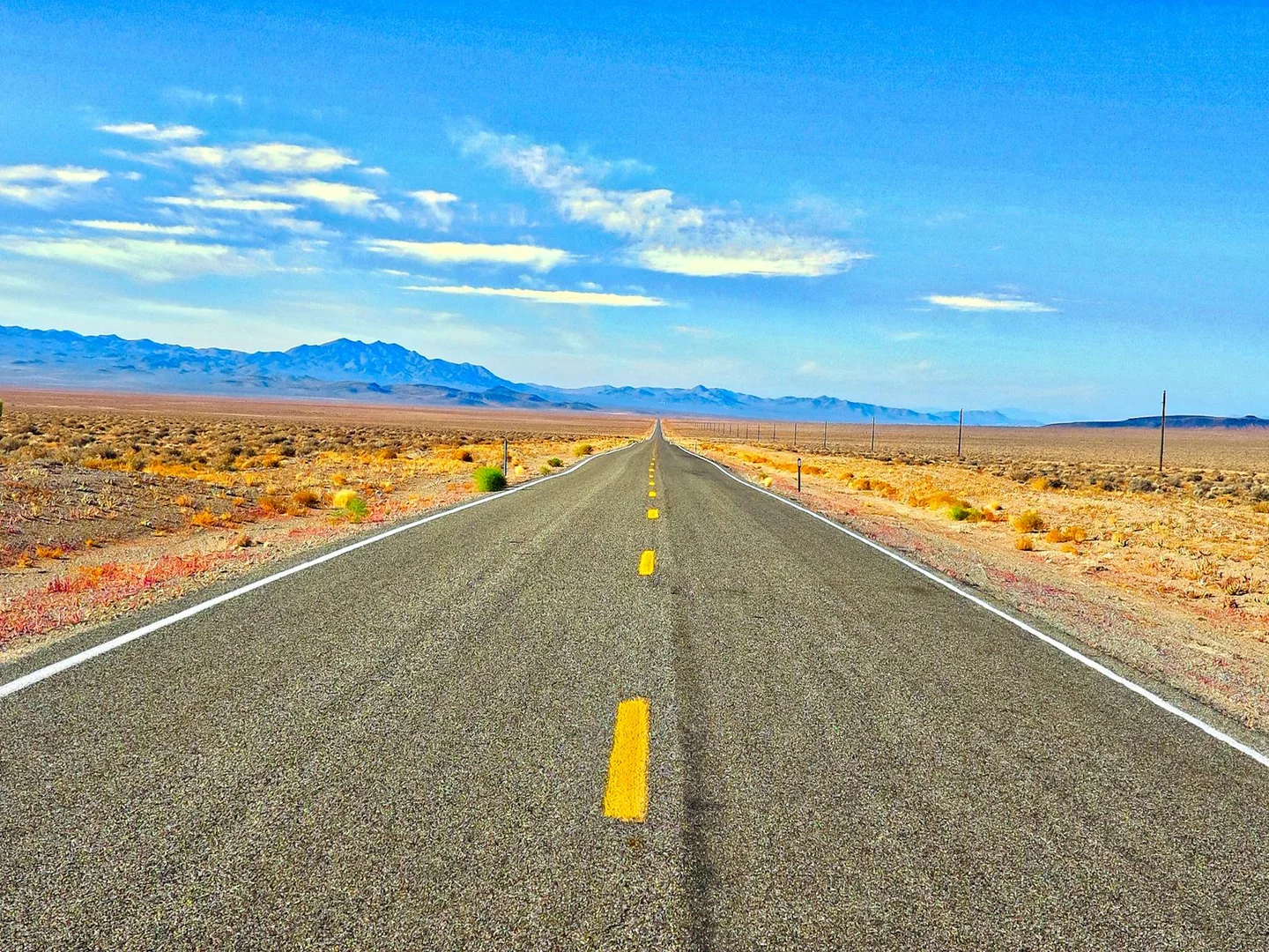 Paisaje del desierto de Nevada para ilustrar dove si trova l'area 51 y su entorno remoto en el desierto.