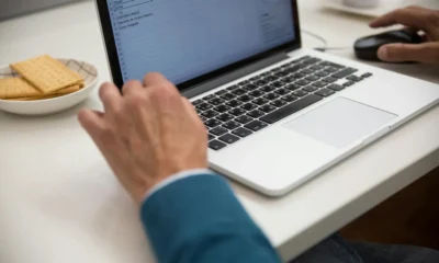 Persona trabajando en un ordenador con una hoja de cálculo para explicar come andare a capo su excel