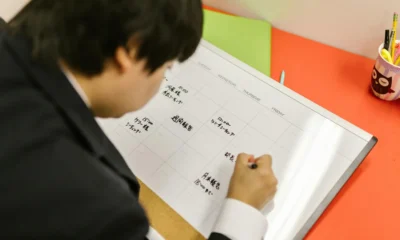 persona revisando un office work schedule relacionado con posso rifiutarmi di lavorare la domenica