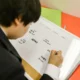 persona revisando un office work schedule relacionado con posso rifiutarmi di lavorare la domenica