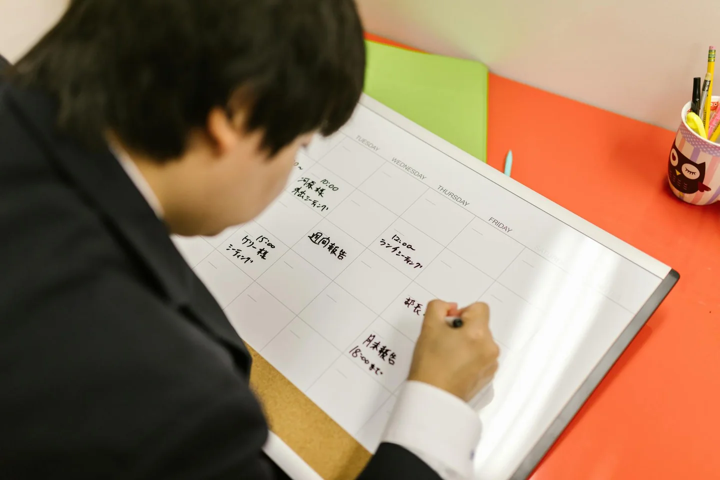 persona revisando un office work schedule relacionado con posso rifiutarmi di lavorare la domenica