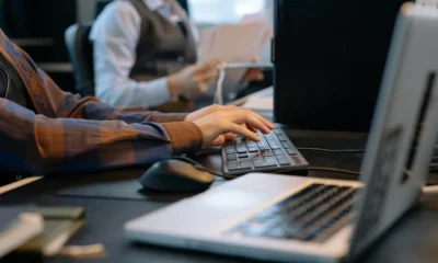 ChatGPT lavoro privacy en una oficina, con una persona usando un portátil mientras revisa datos laborales de forma segura