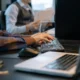 ChatGPT lavoro privacy en una oficina, con una persona usando un portátil mientras revisa datos laborales de forma segura