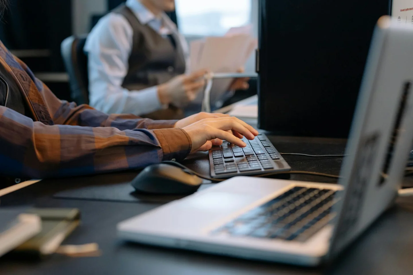 ChatGPT lavoro privacy en una oficina, con una persona usando un portátil mientras revisa datos laborales de forma segura