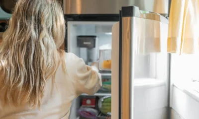Frigorífico abierto en la cocina para ilustrar cómo ajustar la temperatura frigo spendere meno y ahorrar energía.