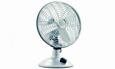 Fotografía de un oscillating fan bedroom para ilustrar quanto si risparmia ventilatore en un contexto de descanso nocturno y ahorro en casa.