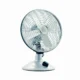 Fotografía de un oscillating fan bedroom para ilustrar quanto si risparmia ventilatore en un contexto de descanso nocturno y ahorro en casa.