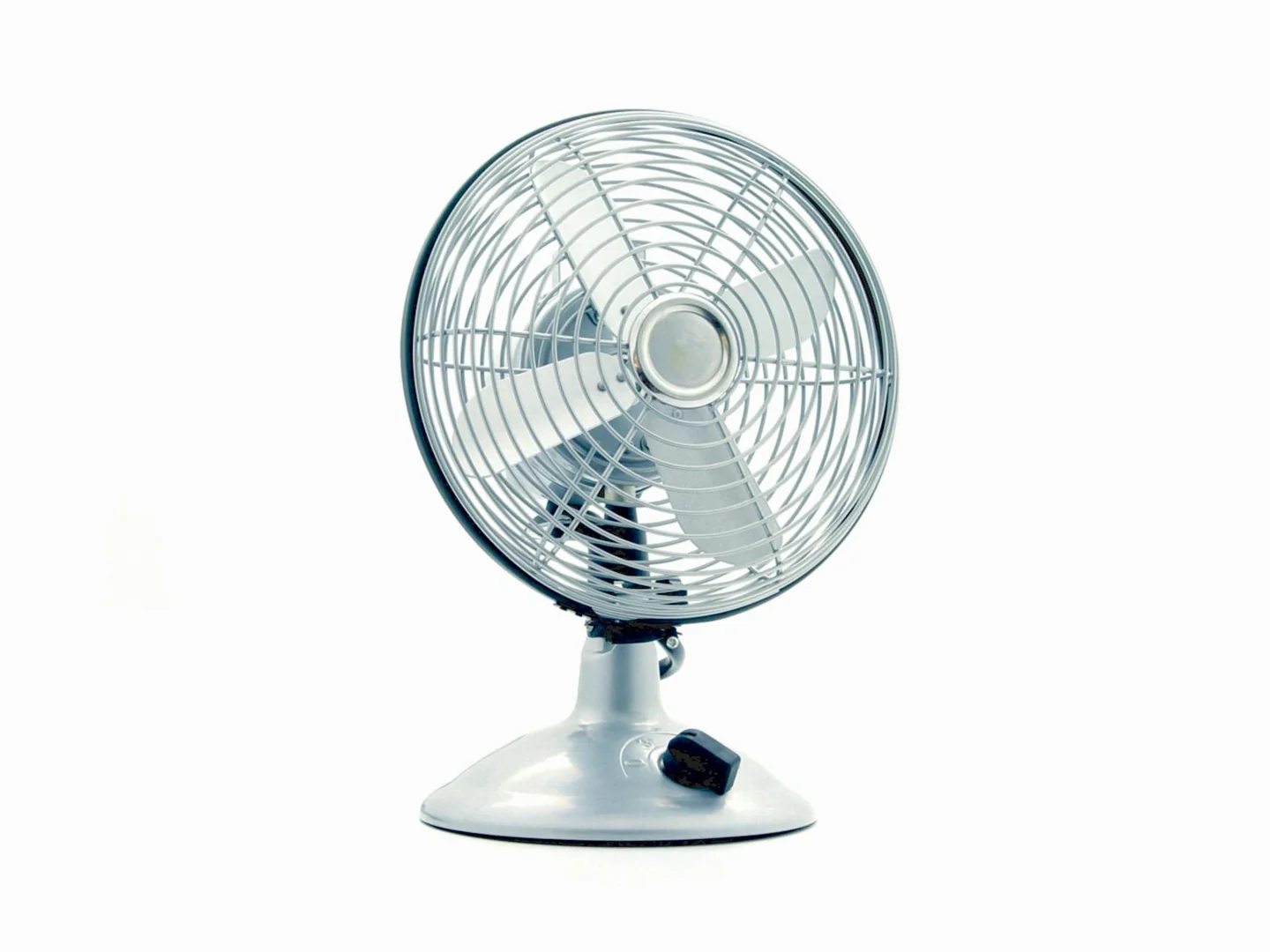 Fotografía de un oscillating fan bedroom para ilustrar quanto si risparmia ventilatore en un contexto de descanso nocturno y ahorro en casa.