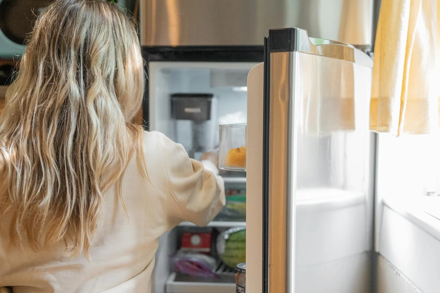 Foto de un refrigerator overloaded kitchen para ilustrar perché frigorifero consuma troppo en un artículo sobre consumo excesivo de energía y hábitos de uso.