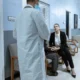 Paciente en sala de espera relacionado con "liste di attesa lunghe cosa fare" en un contexto de atención sanitaria pública
