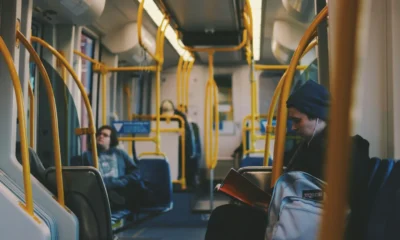 Persona reservando online cuando comprare biglietti treno para organizar un viaje con antelación